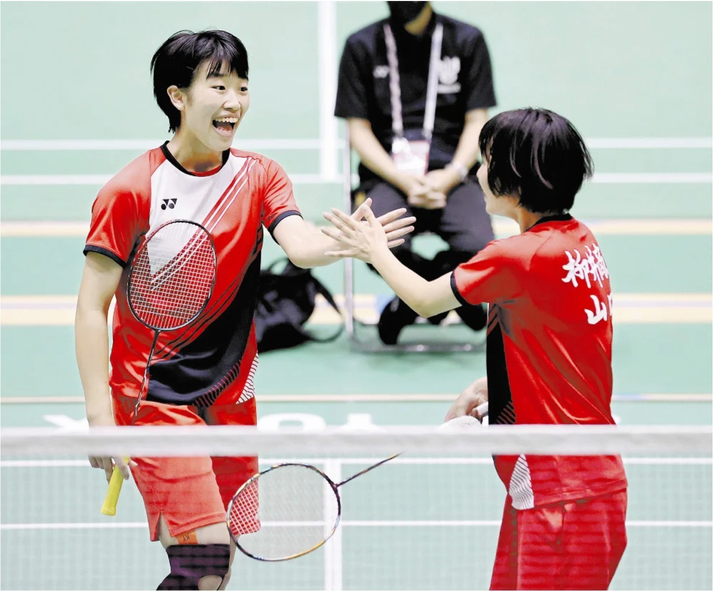Aimi Mizutsu (left) and anMoombaba Niimi (August 10, last year in Takaoka City, Toyama Prefecture) won the doubles in the national high school overall team final last summer.